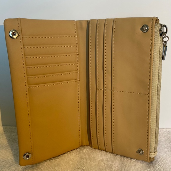 **Free with Purchase** Guess Wallet Vegan Leather Tricolour Green, Black and Tan - Picture 10 of 16